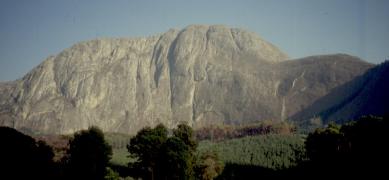 Die Ostwand des Chambe Peak.